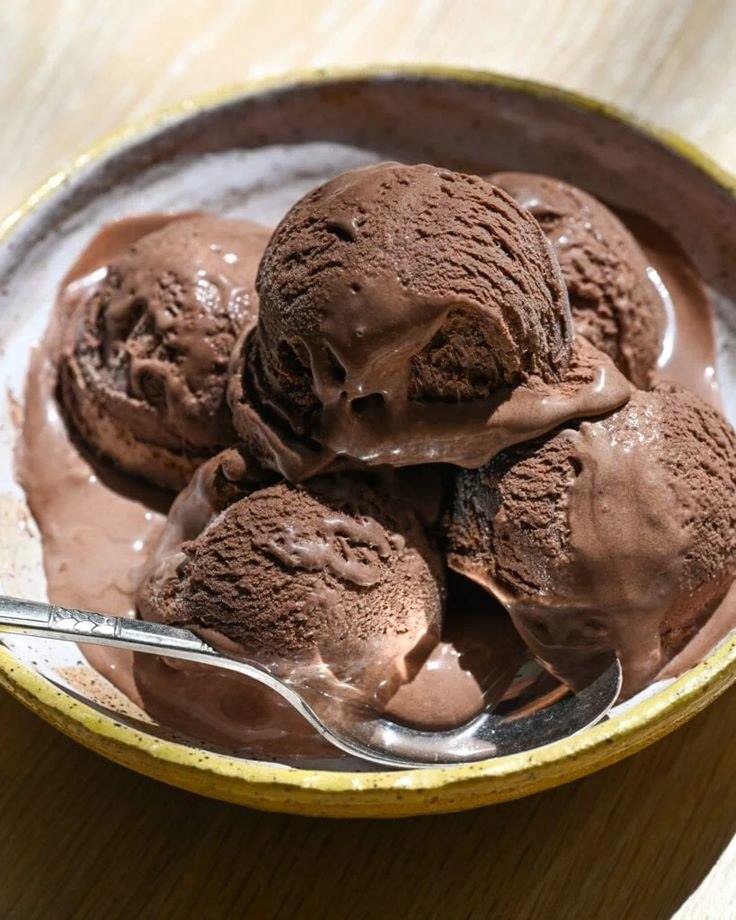 Ice cream vanilla (chocolate)