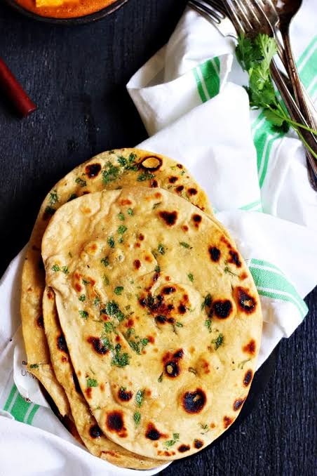Naan (Plain/butter/Garlic)
