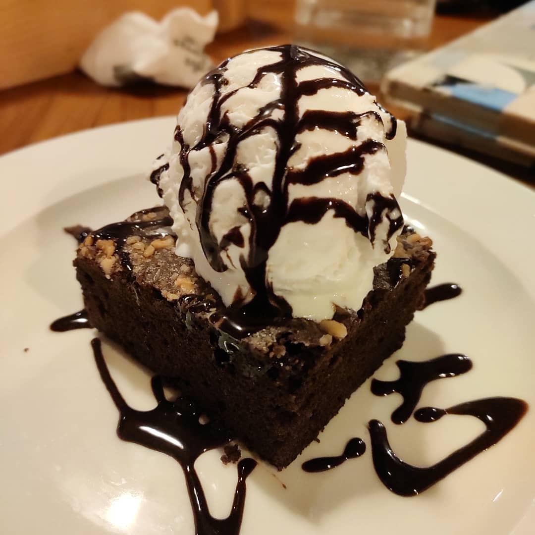 Wallnut Brownie With Hotfudge & Vanila Ice Cream