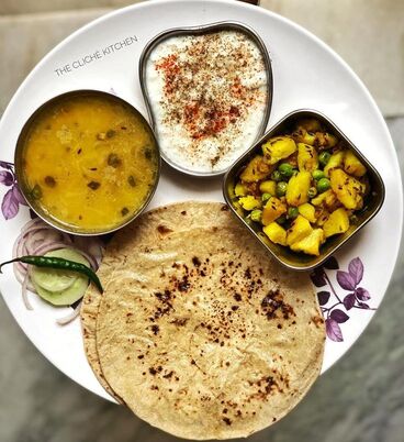 Deluxe Combo Veg (dal arhar + seasonal veg + 2 roti + rice +raita)
