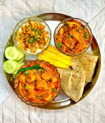 Paneer, Chole, Seasonable Sabji, 4 Roti, Rice(Jeera/Plain), Raita, Salad