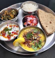 Paneer, Dal Tadka, Jeera Aloo, Rice (Jeera/Plain), 4 Roti, Salad, Raita