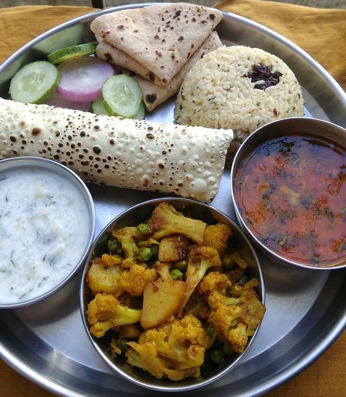 Paneer, Seasonable Sabji, Dal Makhani, 4 Roti, Rice(Plain/Jeera), Salad, Raita