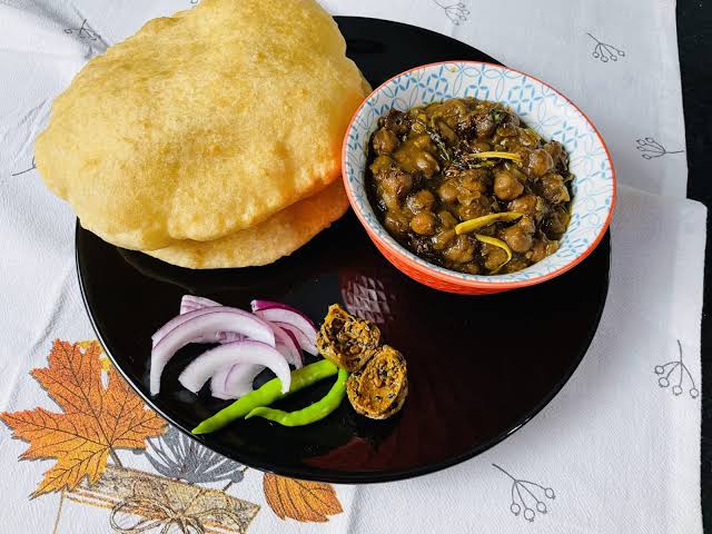 Chole bhature plate (2 bhature)